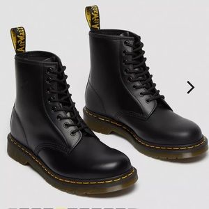 SMOOTH LEATHER LACE UP DOCS BOOTS